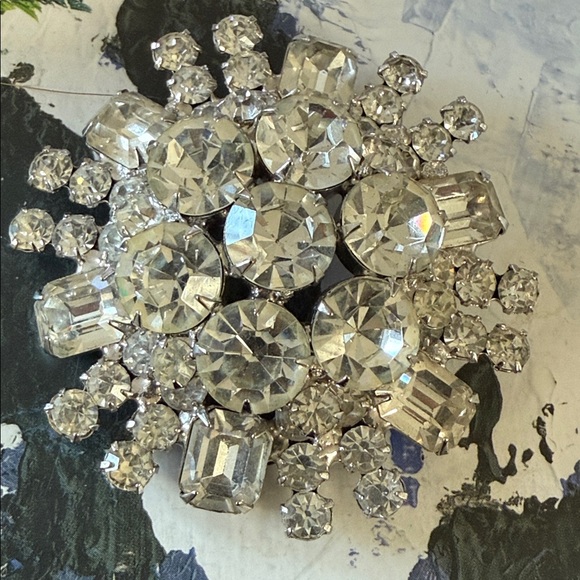 Vintage clear emerald cut & round Silver tone Cluster rhinestone Brooch pin - Picture 13 of 15